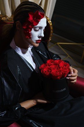 Black and Blanc Fleur campaign photograph