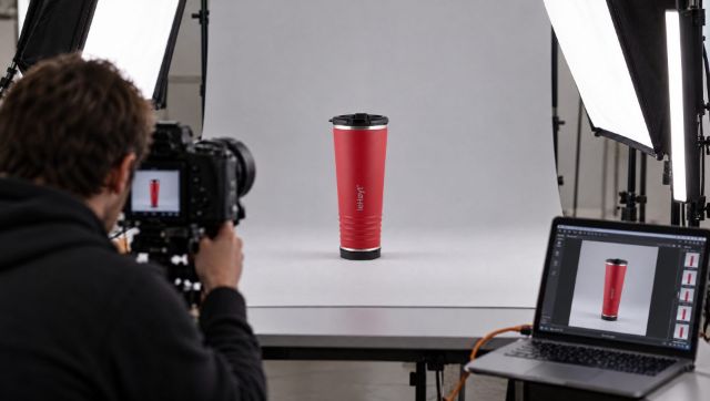 Illustration of a product photography set with softboxes
